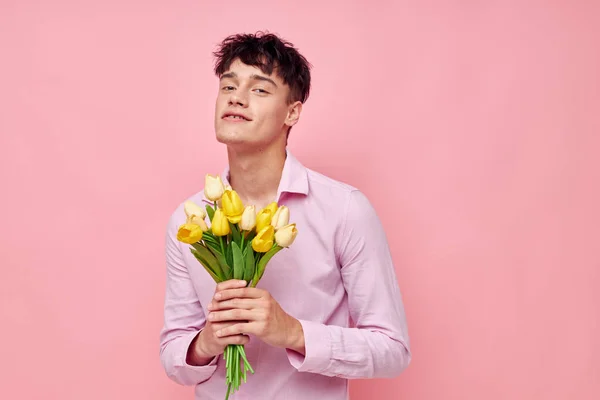 Фото романтичного молодого хлопця букет квітів побачення романтика позує стиль життя незмінним — стокове фото
