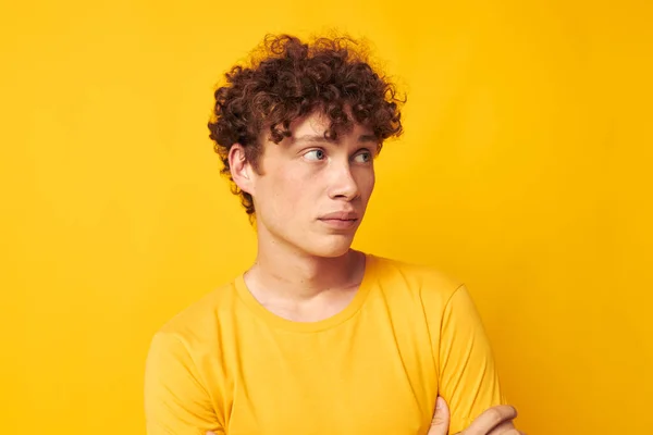 Joven hombre de pelo rizado Estudio de estilo juvenil ropa casual fondo amarillo inalterado — Foto de Stock