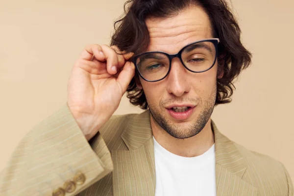 Pohledný muž s brýlemi emoce gesto ruce pózování životní styl beze změny — Stock fotografie