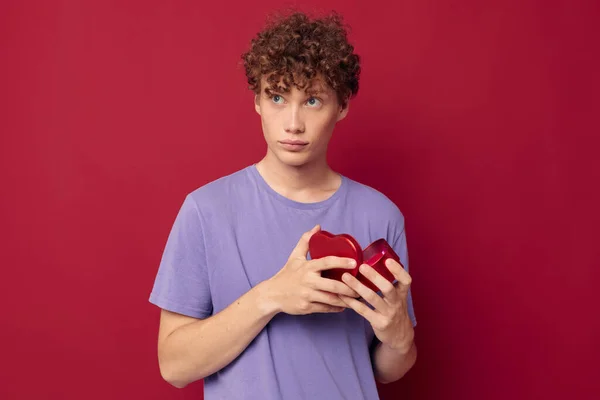 Engraçado adolescente caixa em forma de coração presente romance — Fotografia de Stock