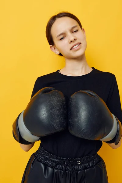 Attraktive Frau schwarze Boxhandschuhe posiert unverändert Lifestyle — Stockfoto