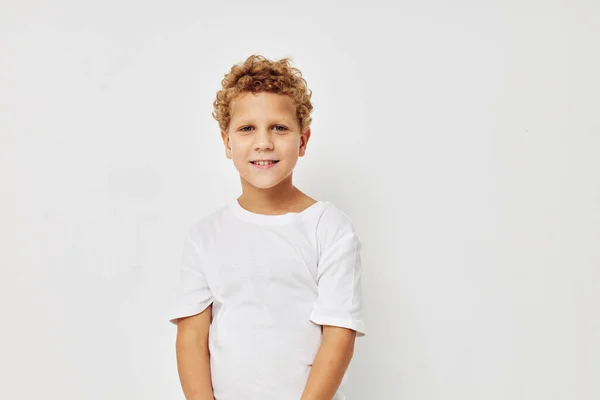 Zdjęcie młodego chłopca uśmiech w białym t-shirt odosobnione tło — Zdjęcie stockowe
