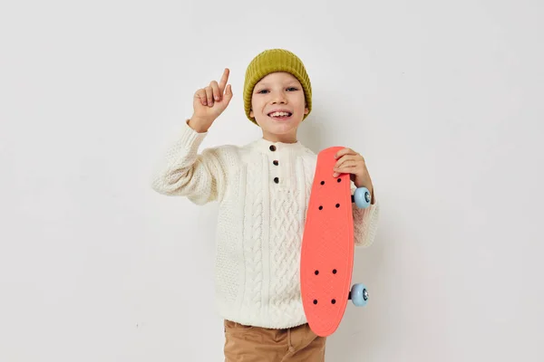Portrét šťastné usmívající se dítě dívka stylové oblečení skateboard světlo na pozadí — Stock fotografie