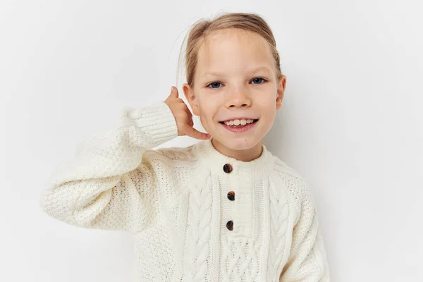 Mooi jong meisje in een witte trui stijlvolle kleding jeugd ongewijzigd — Stockfoto