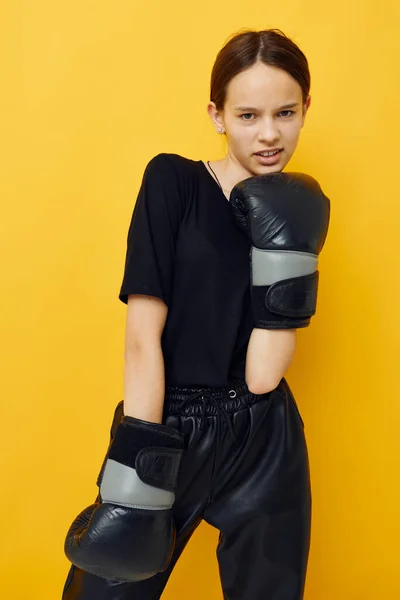Foto chica bonita guantes de boxeo negro posando fondo aislado — Foto de Stock