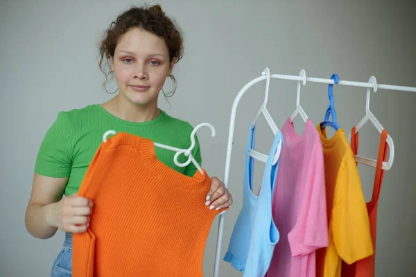 Mujer alegre armario ropa colorida Estilo juvenil fondos aislados inalterados —  Fotos de Stock