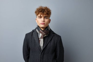 Sapık adam zarif stil kendine güven moda soyutlanmış arka plan