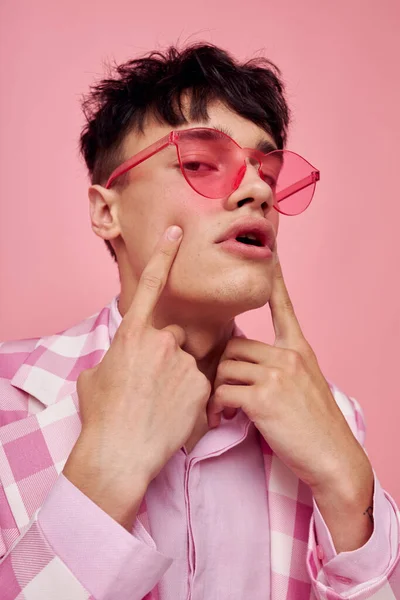 Фото романтичного молодого хлопця модні рожеві сонцезахисні окуляри піджак позує модель студії — стокове фото