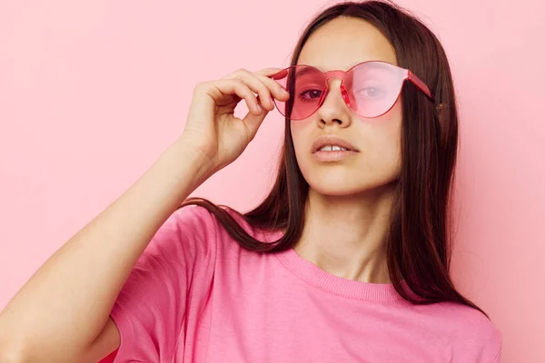 Positiv kvinna i snygga glasögon poserar känslor beskärd vy — Stockfoto