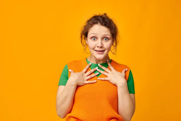 Женщина в оранжевом свитере — стоковое фото