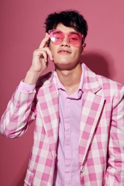 Romantik genç erkek arkadaşın fotoğrafı özgüven pembe ekose ceket modası pembe arka plan değiştirilmemiş poz