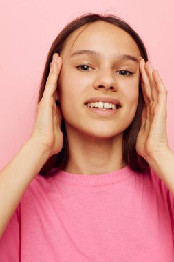 Güzel bir kadın yaz stili çekici görünüyor. Yaşam tarzı değişmemiş.