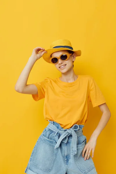 Ung kvinna i solglasögon en gul t-shirt och hatt sommar stil livsstil oförändrad — Stockfoto