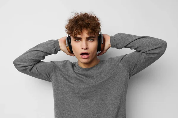Atraente homem fone de ouvido tecnologia de música Estilo de vida inalterado — Fotografia de Stock