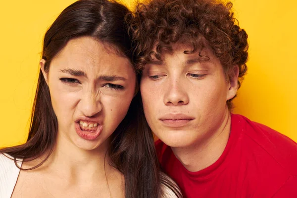 Jong jongen en meisje knuffel samen capriolen geïsoleerde achtergrond ongewijzigd — Stockfoto