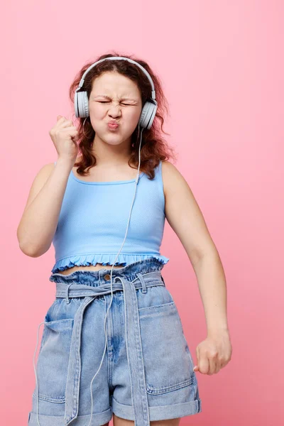 Girl in fashionable clothes wearing headphones music entertainment — Φωτογραφία Αρχείου