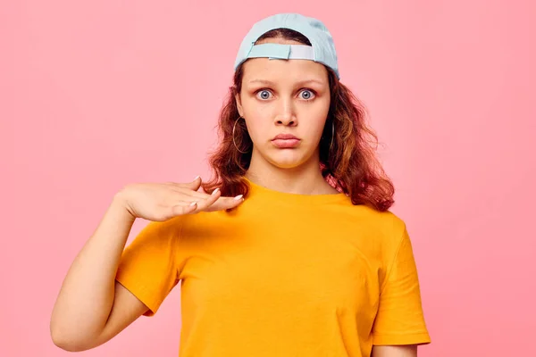 Grappig meisje in een geel t-shirt en blauwe pet poseren emoties Lifestyle ongewijzigd — Stockfoto