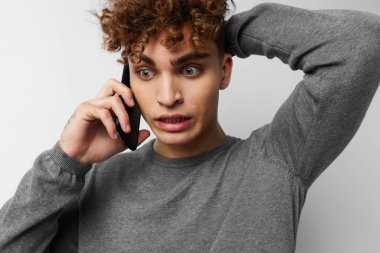 Moda geçmişine bakan şık bir adam.