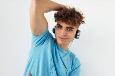 Sapık adam müzik teknolojisi eğlence dünyasının izole edilmiş arka planı