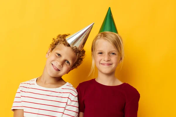 Два радостных детей весело день рождения эмоции изолированный фон — стоковое фото