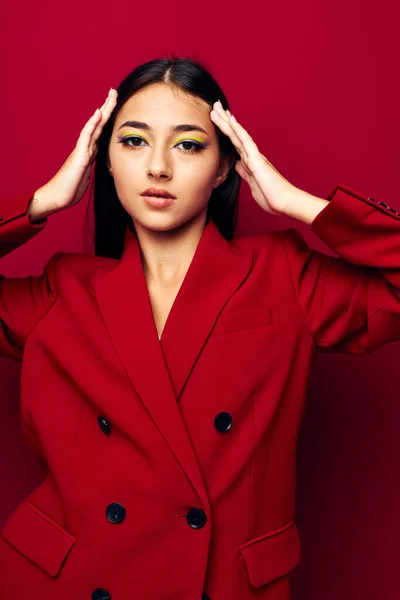Porträtt vacker kvinna attraktivt utseende glamour kosmetika mode röd bakgrund oförändrad — Stockfoto