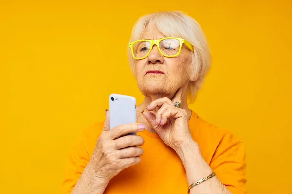 定年退職したおばあちゃんの写真Tシャツのコミュニケーションによる携帯電話のクローズアップ感情 — ストック写真