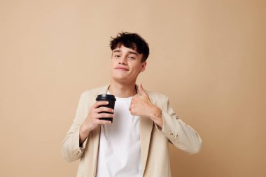 Moda ışığı arkaplanı pozu veren siyah tek kullanımlık fotoğraf makinesi.