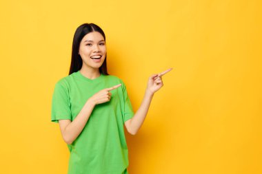 Yeşil tişörtlü kadın duyguları ile poz veriyor. Kopyalama alanı izole edilmiş arka plan değiştirilmemiş.