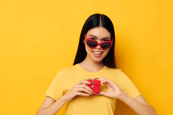 Porträtt Asiatisk vacker ung kvinna bär solglasögon liten presentförpackning studio modell oförändrad — Stockfoto