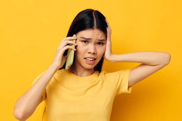 Retrato asiático hermosa joven mujer hablando por teléfono posando tecnología modelo de estudio inalterado — Foto de Stock