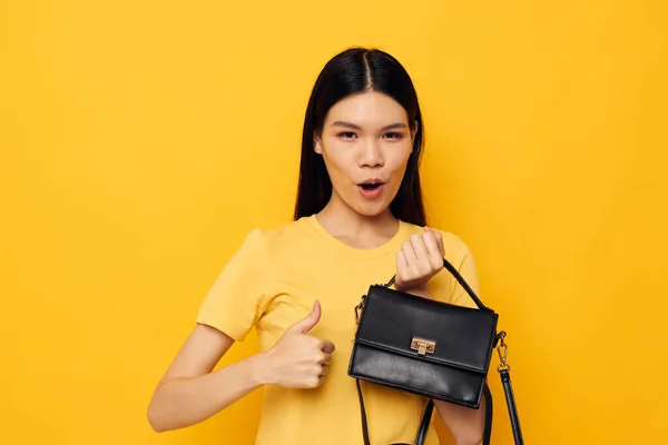 Retrato Asiático bela jovem mulher em camisetas amarelas moda posando acessório feminino Monocromático tiro — Fotografia de Stock