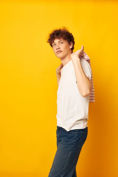 Camiseta de rayas de hombre rizado joven posando ropa de verano fondo amarillo inalterado —  Fotos de Stock