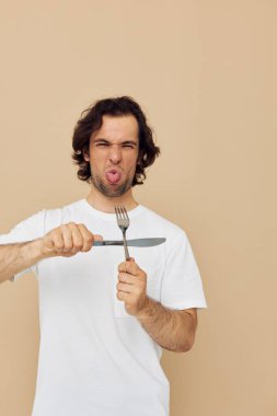 Beyaz tişörtlü, çatallı, yaşam tarzı değiştirilmemiş bir adam.