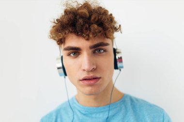 Çekici erkek müzik teknolojisi eğlencesi değişmedi.