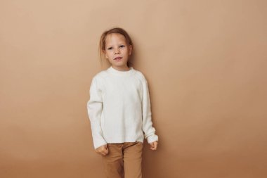 Güzel, genç bir kız. Duygularını dışa vurmaktan zevk alıyor.