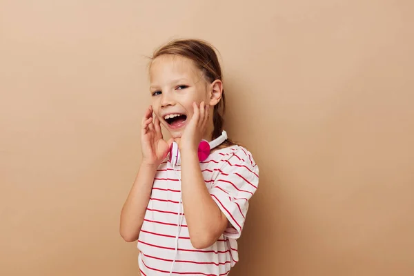 Güzel genç kız kulaklıklar eğlence duyguları yaşam tarzı değiştirilmemiş — Stok fotoğraf