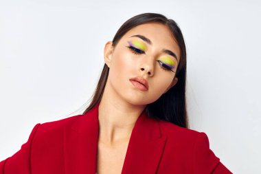 Güzel, esmer, çekici, makyajlı, gülümseyen stüdyo modeli.