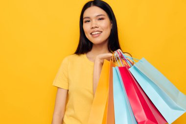 El alışverişinde paketleri olan Asyalı güzel bir kadın portresi değiştirilmemiş.