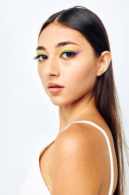 Güzel, esmer, alımlı görünüm. Moda, izole edilmiş arka plan.