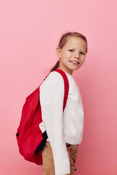 Portrait d'enfant souriant heureux fille enfants style sac à dos école fond isolé — Photo