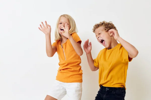 Grappige kinderen houden handen jongen en meisje poseren — Stockfoto