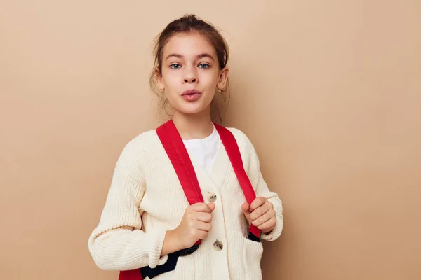 Portrait de heureux sourire enfant fille main geste sac à dos rouge Lifestyle inchangé — Photo