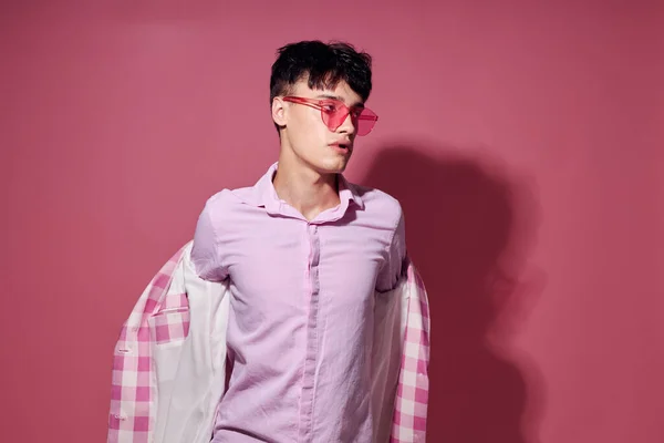 Handsome guy pink shirt and glasses jacket fashion elegant style pink background unaltered — Stock fotografie