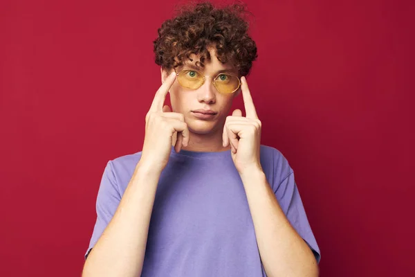 Хлопець з червоним кучерявим волоссям в жовтих окулярах фіолетові футболки емоції Молодіжний стиль — стокове фото