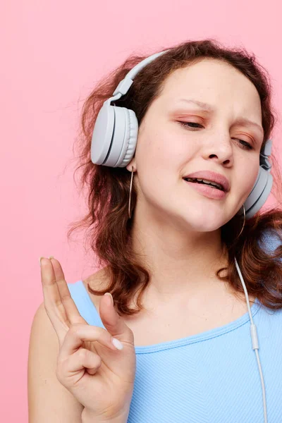 Bonito jovem menina vestindo fones de ouvido música casa moda inalterada — Fotografia de Stock