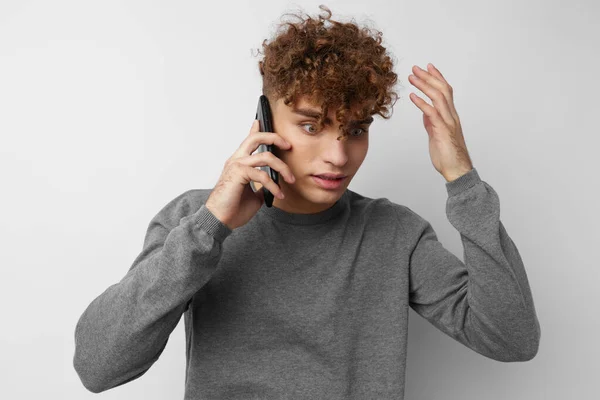Привлекательный мужчина с телефоном в руке общения стиль жизни неизменен — стоковое фото
