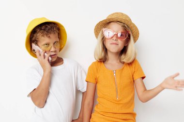 Çocukluğunda telefon eğlence teknolojisi olan kız ve erkek.