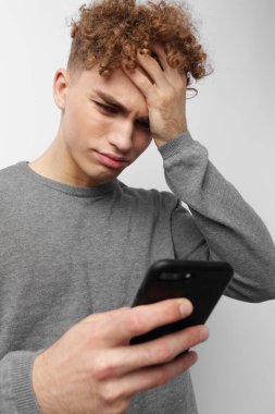 Telefon özçekimli şık adam teknolojisi. Yaşam tarzı değişmemiş.