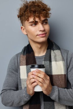 Ayrı bir arka planda duran, içki içen, zarif bir tip.