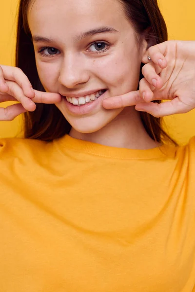 Foto hübsches Mädchen in einem gelben T-Shirt Emotionen Sommer Stil gelben Hintergrund — Stockfoto